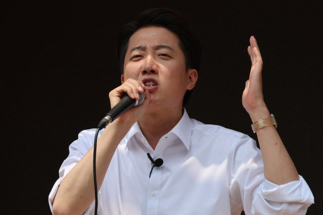 ▲개혁신당 이준석 대선 후보가 사전투표를 하루 앞둔 28일 서울 여의도공원에서 점심시간 산책을 나온 직장인들을 향해 지지를 호소하고 있다. ⓒ연합뉴스