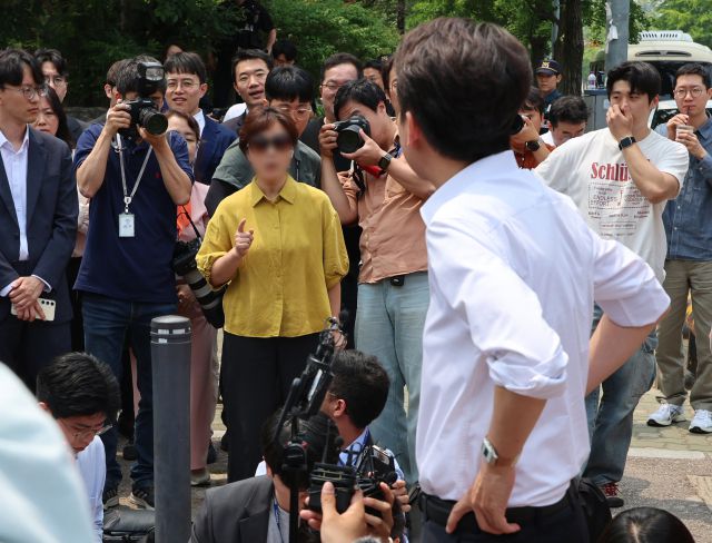 ▲개혁신당 이준석 대선 후보가 28일 서울 여의도공원에서 유세를 마치고 백브리핑을 하던 중 한 시민으로부터 전날 TV토론회에서 여성 신체에 대한 폭력적 표현을 언급한 것과 관련해 항의받고 있다. ⓒ연합뉴스