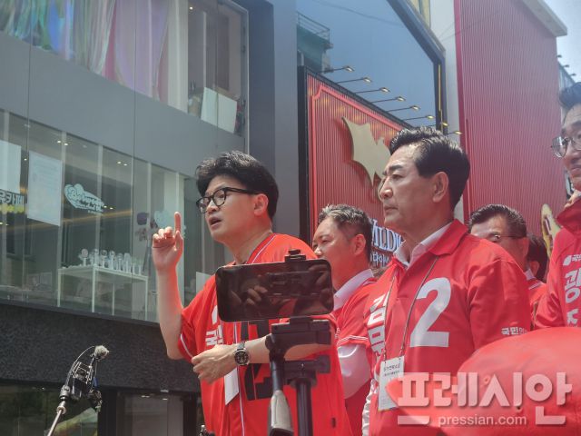 ▲한동훈 국민의힘 전 당대표가 29일 광주충장우체국 앞에서 김문수 후보 지지를 호소하고 있다.2025.05.29ⓒ프레시안(김보현)