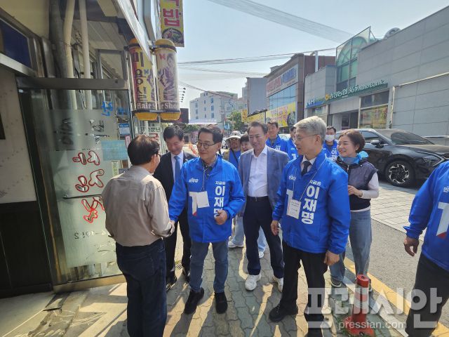 ▲박지원 더불어민주당 공동선거대책위원장과 광주에 지역구를 둔 박균택 국회의원(광주 광산갑), 민형배 국회의원(광주 광산을)이 송정시장을 찾아 지지를 호소하고 있다.2025.05.29ⓒ프레시안(김보현)