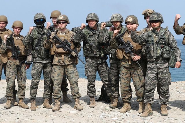 ▲ 지난 2018년 경북 포항 독서리 해안에서 열린 한미 연합상륙훈련에서 연합군이 기념사진을 찍고 있다. ⓒ연합뉴스