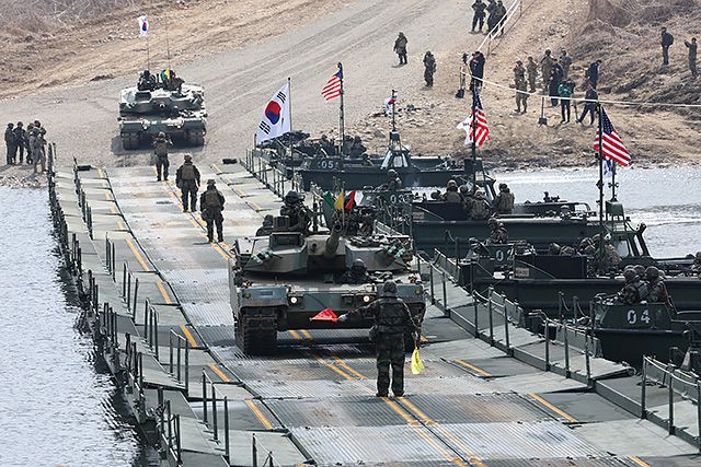 ▲ 지난해 3월 20일 경기도 연천군에서 실시된 한미연합 제병협동 도하훈련에서 육군 K1E1 전차가 한미 장병이 설치한 부교를 건너고 있다. 이번 훈련에는 육군 5공병여단과 5기갑여단, 미2사단/한미연합사단 장병이 참가했다. ⓒ연합뉴스