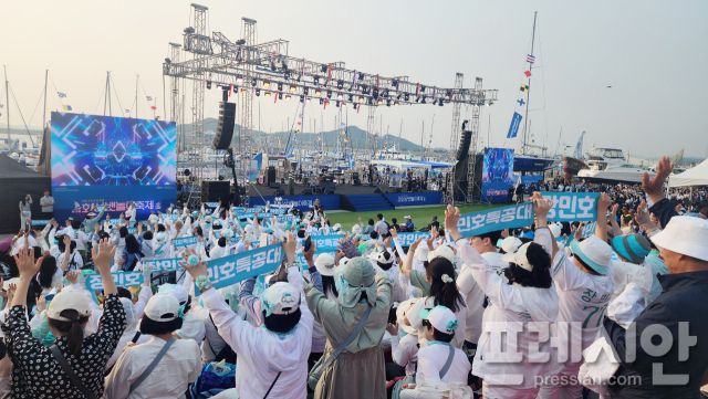 ▲화성 뱃놀이 축제 개막식에서 다이나믹듀오 공연에 장민호를 환호하는 팬클럽 ⓒ프레시안 (김수인)