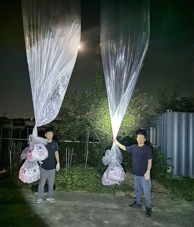 ▲ 탈북민단체 자유북한운동연합이 지난해 6월 20일 밤 경기도 파주에서 북한을 향해 전단 30만장과 USB, 1달러 지폐 등을 담은 대형 애드벌룬을 띄웠다고 21일 밝혔다. ⓒ연합뉴스