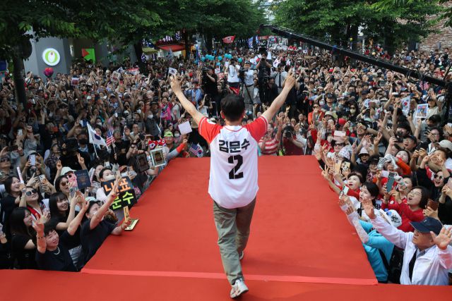 ▲국민의힘 김문수 대선 후보가 1일 서울 서대문구 신촌역에서 열린 집중유세에서 지지를 호소하고 있다. ⓒ연합뉴스