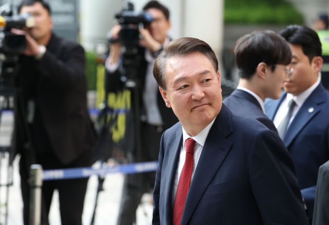 ▲윤석열 전 대통령이 26일 서울 서초구 서울중앙지방법원에서 열린 내란 우두머리 혐의·직권남용 권리행사 방해 혐의 사건 5차 공판을 마친 후 지지자들을 바라보며 법정을 나서고 있다. ⓒ연합뉴스