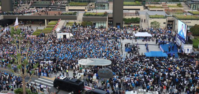 ▲더불어민주당 이재명 대선 후보가 막바지 '험지 공략'에 나선 1일 부산광역시 부산역광장 유세장을 가득 메운 시민들을 향해 지지를 호소하고 있다. ⓒ연합뉴스
