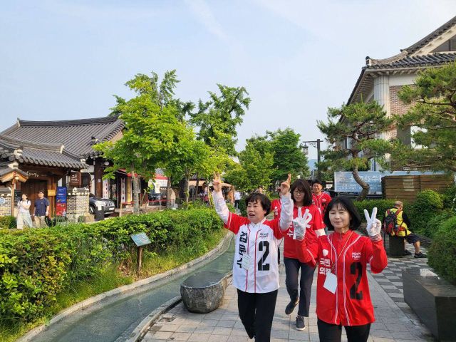 ▲조배숙 국민의힘 전북자치도당위원장(앞줄 왼쪽)이 김문수 대선 후보 지지를 호소하고 있다. ⓒ조배숙 위원장 페이스북