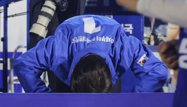 ▲더불어민주당 이재명 대선 후보가 선거를 하루 앞둔 2일 서울 여의도공원 마지막 유세에서 연설을 마친 뒤 무대 앞으로 시민들에게 절하고 있다. ⓒ연합뉴스