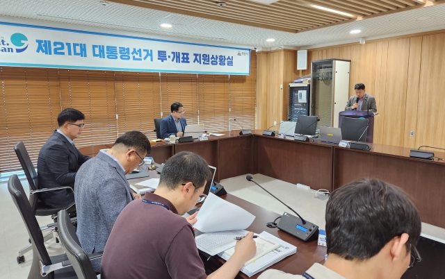 ▲익산시는 본투표를 하는 6월 3일 '투·개표 지원 상황실'을 운영하며 수시로 선거 현황을 점검하고 선거가 공정하고 원활하게 진행될 수 있도록 막판까지 총력을 기울였다. ⓒ정헌율 익산시장 페이스북