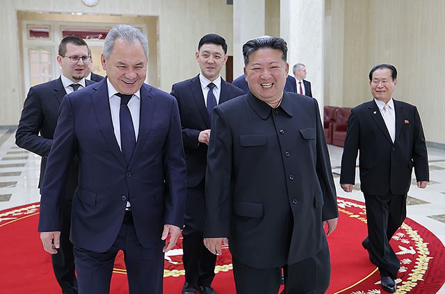 ▲ 북한 노동당 기관지 <로동신문>은 3월 22일 "경애하는 김정은동지께서 3월 21일 러시아 안전이사회대표단을 인솔하고 우리 나라를 방문하고 있는 안전리사회 서기장 세르게이 쇼이구(왼쪽에서 두 번째) 동지를 접견했다"라고 보도했다. ⓒ로동신문=뉴스1