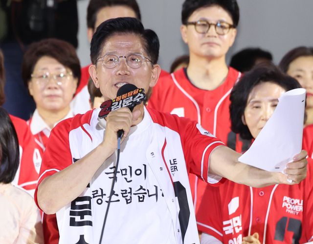 ▲국민의힘 김문수 대선 후보가 지난 2일 서울시청 앞 서울광장에서 열린 피날레 유세에서 지지를 호소하고 있다. ⓒ연합뉴스