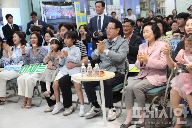 ▲김영록 전남도지사 3일 오후 8시 전남도청사 1층 북카페에서 열린 '전남 도민과 함께하는 6.3 대선 개표방송' 시청 현장에서 도민들과 개표 방송을 시청하고 있다.2025.6.03ⓒ프레시안(박아론)