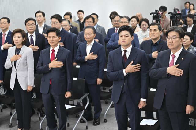▲국민의힘 김문수 전 대선후보와 의원들이 4일 서울 여의도 중앙당사에서 열린 제21대 대통령 선거 국민의힘 중앙선거대책위원회 해단식에서 국민의례 하고 있다. ⓒ연합뉴스