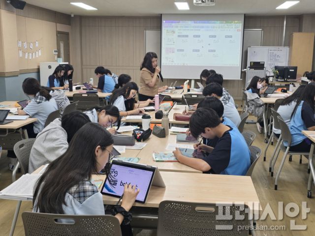 ▲5일 수원 태장중학교에서 ‘하이러닝’과 ‘AI 디지털 교과서(AIDT)’를 연계한 공개 수업이 진행 중인 모습. ⓒ수원교육지원청