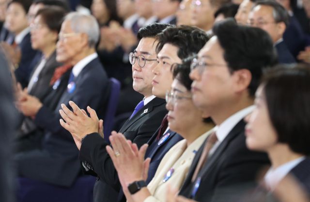 ▲더불어민주당 박찬대 상임총괄선거대책위원장과 국민의힘 김용태 비상대책위원장 등 참석자들이 4일 서울 여의도 국회에서 열린 제21대 대통령 취임 선서식에서 박수 치고 있다. ⓒ연합뉴스