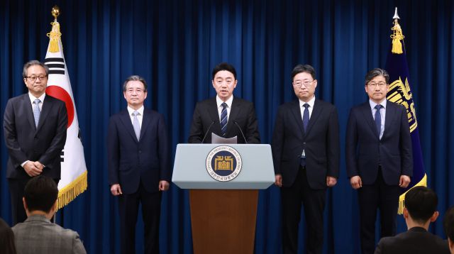 ▲강훈식 대통령 비서실장(가운데)이 6일 서울 용산 대통령실 청사에서 대통령실 수석비서관 인선을 발표하고 있다. 왼쪽부터 문진영 사회수석비서관, 김용범 정책실장, 강 비서실장, 하준경 경제성장수석, 류덕현 재정기획보좌관. ⓒ연합뉴스