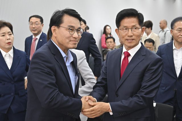 ▲국민의힘 김문수 전 대선 후보가 4일 서울 여의도 중앙당사에서 열린 제21대 대통령선거 국민의힘 중앙선거대책위원회 해단식에서 윤상현 의원과 악수를 하고 있다. ⓒ연합뉴스