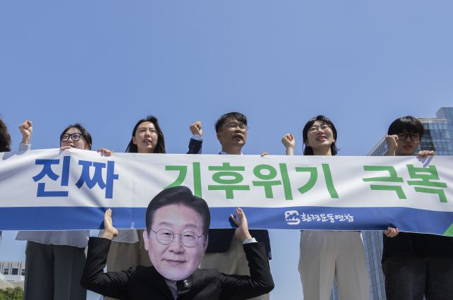 ▲세계 환경의 날인 5일 서울 종로구 광화문 광장에서 환경운동연합이 주최한 새 정부의 환경정책 이행 촉구 기자회견에서 참석자들이 새 정부의 기후 위기 대응과 생태 위기 해결을 촉구하며 퍼포먼스를 하고 있다. ⓒ연합뉴스