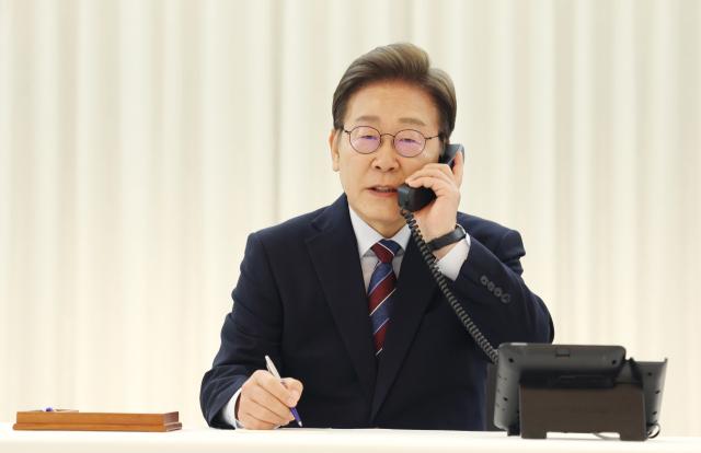 ▲이재명 대통령이 6일 서울 한남동 관저에서 도널드 트럼프 미국 대통령과 전화 통화를 하기 위해 수화기를 들고 있다. ⓒ연합뉴스