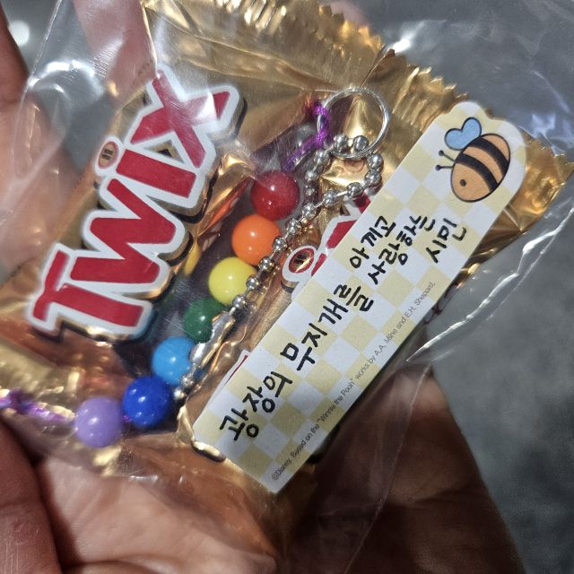 ▲무지개 깃발을 들고 행진하는 당근에게 익명의 시민이 건넨 무지개 키링과 응원 메시지. ⓒ당근