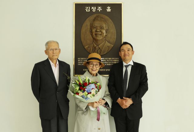 ▲ '김정주홀' 제막식에 부모님과 함께 참석한 김정주 대표. ⓒ푸르메재단