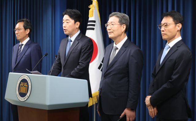 ▲강훈식 대통령 비서실장이 8일 용산 대통령실에서 정무,홍보,민정 수석 인선을 발표하고 있다. 왼쪽부터 우상호 정무수석, 강 비서실장, 오광수 민정수석, 이규연 홍보소통수석. ⓒ연합뉴스