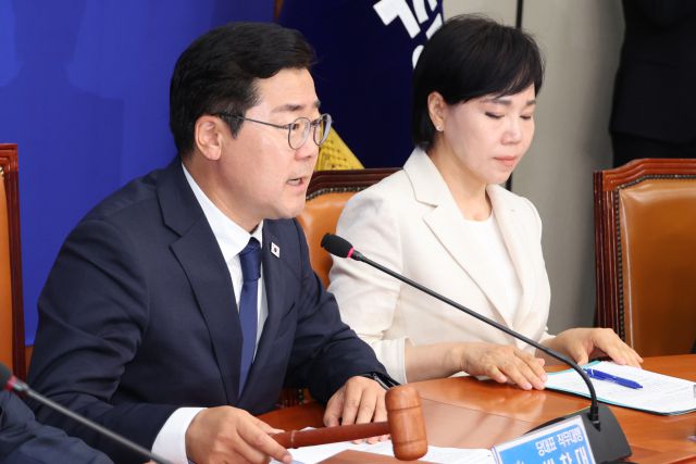 ▲더불어민주당 박찬대 대표 직무대행 겸 원내대표가 9일 서울 여의도 국회에서 열린 최고위원회의에서 의사봉을 두드리고 있다. ⓒ연합뉴스