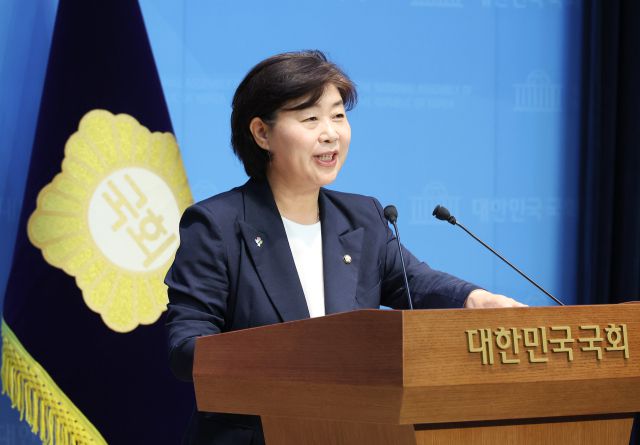 ▲더불어민주당 차기 원내대표 선거에 출마한 서영교 의원이 8일 서울 여의도 국회 소통관에서 현안 관련 기자회견을 열고 발언하고 있다. ⓒ연합뉴스