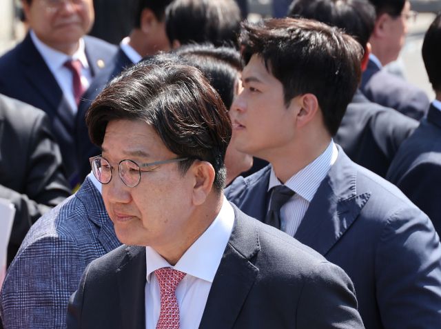 ▲국민의힘 김용태 비상대책위원장과 권성동 원내대표가 11일 이재명 대통령의 공직선거법 위반 사건의 파기환송심을 사실상 무기한 연기한 서울고등법원 앞에서 열린 현장 의원총회를 마무리하고 있다. ⓒ연합뉴스