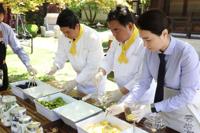 ▲최철규 강원랜드 대표이사 직무대행(사진 중앙) 및 임우혁 강원랜드 노조위원장이 과일청을 만들고 있다. ⓒ강원랜드