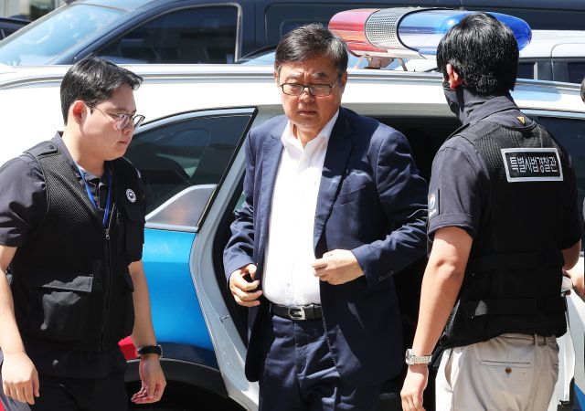 ▲중대재해처벌법 위반 혐의 등으로 구속영장이 청구된 박순관 아리셀 대표가 28일 수원지방법원에서 열린 구속 전 피의자 심문(영장실질심사)을 마친 후 대기 장소인 경기도 수원남부경찰서 유치장으로 들어가고 있다. 2024년 6월 24일 경기도 화성시 일차전지 업체 아리셀 공장에서 불이 나 23명이 숨지고 8명이 다쳤다. ⓒ연합뉴스