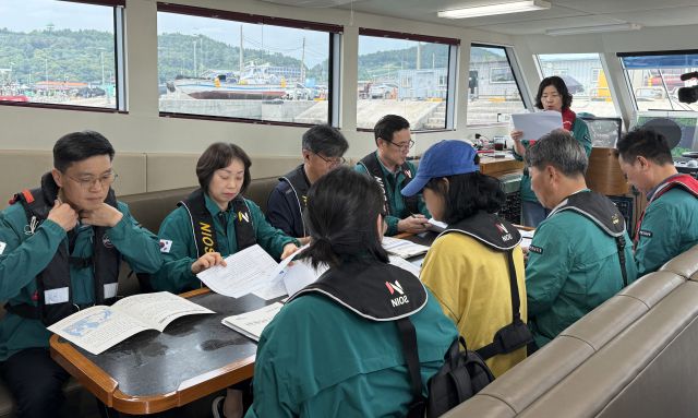 ▲지난 12일 고흥 득량만 해역에서 해양수산부, 전남도, 국립수산과학원, 고흥군 등이 참여한 가운데 민관합동 해파리 대량 발생 재난대비 훈련을 하고 있다.ⓒ전남도 제공