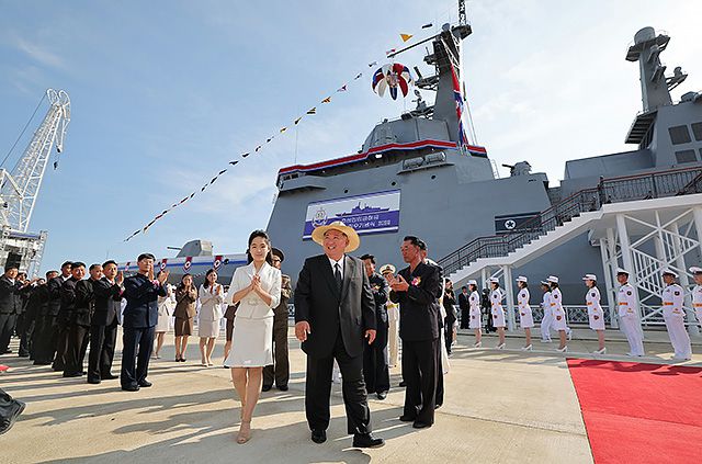 ▲ 12일 나진 조선소에서 최현급 구축함 강건호의 진수식이 열렸다. 김정은 국무위원장이 딸인 김주애(이름 추정)와 함께 진수식에 참석했다. ⓒ로동신문=뉴스1