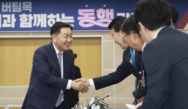 ▲김관영 전북지사가 13일 열린 ‘중추기업과 함께하는 동행 간담회’에서 기업 대표와 악수하며 인사를 나누고 있다. ⓒ전북특별자치도