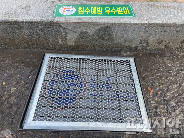 ▲저지대 도로에 빗물받이 덮개를 교체하고, 위치 식별을 위한 스티커를 부착했다. ⓒ무안군