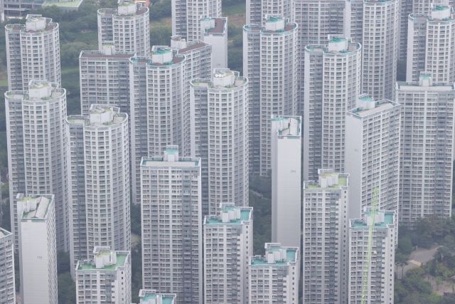 ▲서울부동산정보광장에 따르면 지난 6일까지 신고된 5월 서울 아파트 거래는 5천478건으로, 4월 거래(5천368건)보다 많다. 토지거래허가구역 확대 지정 이후 급격히 쪼그라들었던 강남 3구와 용산구 거래가 일제히 전월 거래량을 넘어선 점이 눈에 띈다. 사진은 8일 서울 송파구 서울스카이에서 본 일대 아파트. ⓒ연합뉴스