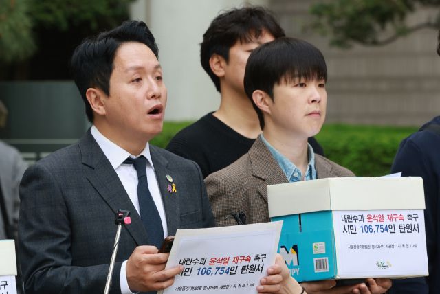 ▲윤석열 전 대통령의 내란 우두머리 혐의 사건 두 번째 공판이 열린 21일 서울 서초구 서울중앙지방법원에서 임태훈 군인권센터 소장이 윤 전 대통령 재구속 촉구 시민 탄원서 제출 기자회견을 하고 있다. ⓒ연합뉴스