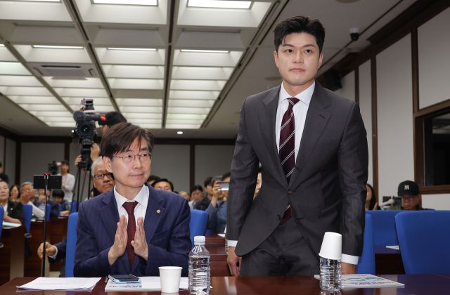 ▲국민의힘 김용태 비상대책위원장(오른쪽)이 18일 서울 여의도 국회도서관에서 열린 '부산의 바다, 시민에게 열려 있는가?' 토론회에 참석해 인사하고 있다. ⓒ연합뉴스