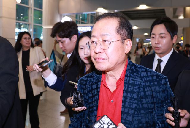 ▲홍준표 전 대구시장이 17일 인천국제공항 제1여객터미널을 통해 귀국, 취재진과 인터뷰를 마친 뒤 이동하고 있다. 홍 전 시장은 지난 4월 국민의힘 대선 후보 경선에서 패배한 뒤 탈당하고 미국 하와이에 머물렀다. ⓒ연합뉴스