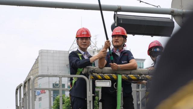 ▲김형수 금속노조 거제·통영·고성 조선하청지회장이 19일 오후 스카이차를 타고 내려오는 모습. ⓒ금속노조