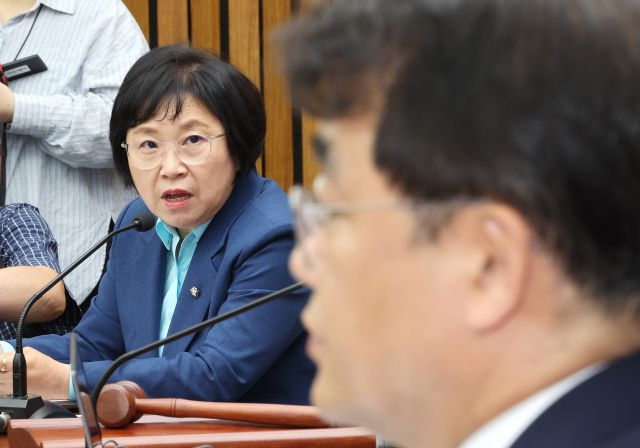 ▲18일 국회에서 열린 국무총리 임명 동의에 관한 인사청문특별위원회 회의에서 여당 간사로 선임된 더불어민주당 소속 김현 의원(왼쪽)이 야당 간사로 선임된 배준영 의원을 바라보며 발언하고 있다. ⓒ연합뉴스