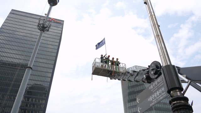 ▲6월 19일 오후 2시30분 김형수 금속노조 거제·통영·고성 조선하청지회장이 스카이차를 타고 고공에서 내려오고 있다. ⓒ금속노조