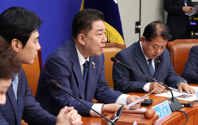 ▲더불어민주당 김병기 당 대표 직무대행 겸 원내대표가 20일 국회에서 열린 최고위원회의에서 발언하고 있다. ⓒ연합뉴스