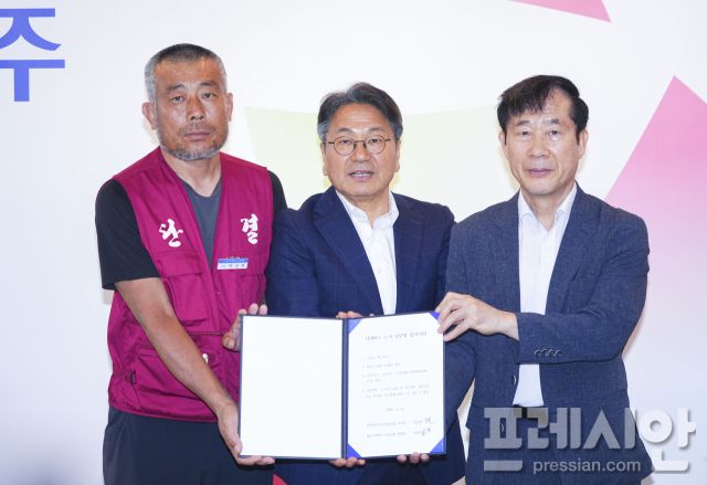 ▲광주 시내버스 노사는 20일 오전 시청 접견실에서 강기정 광주광역시장 중재로 임금 및 단체 협상에 합의했다.(왼쪽부터 박상복 광주지역버스노동조합위원장, 강기정 광주광역시장, 임동춘 광주버스운송사업조합 이사장)2025.6.20ⓒ광주광역시 제공