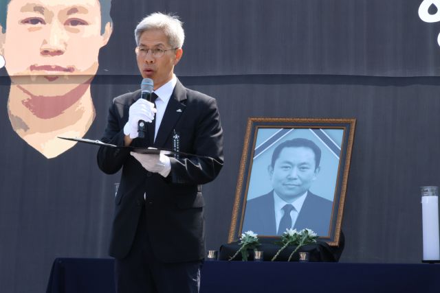 ▲태안화력발전소에서 작업하다 숨진 재하청 비정규직 노동자 고(故) 김충현 씨의 영결식이 지난 18일 오전 충남 태안군 태안화력발전소 앞에서 엄수되고 있다. 민주노동당 권영국 대표가 조사(弔詞)를 낭독하고 있다. 김충현 씨는 지난 2일 오후 2시 30분께 태안화력 내 한전KPS 태안화력사업소 기계공작실에서 작업을 하다 공작기계에 끼이는 사고로 숨졌다. ⓒ연합뉴스