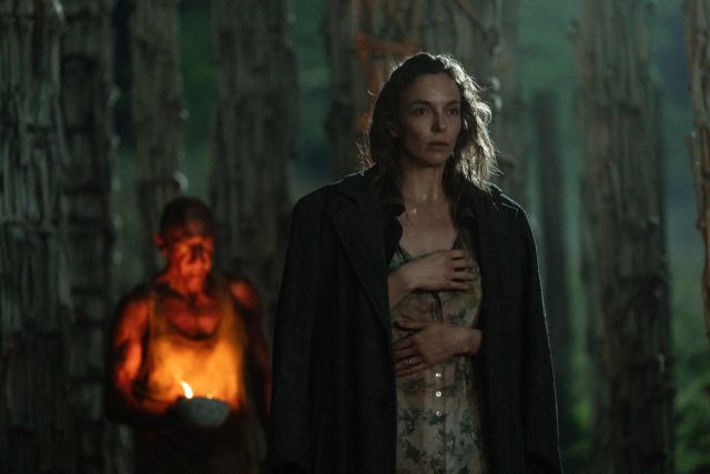 ▲캘슨 박사를 만난 스파이크의 엄마, 이슬라(조디 코머). ⓒ소니픽쳐스코리아