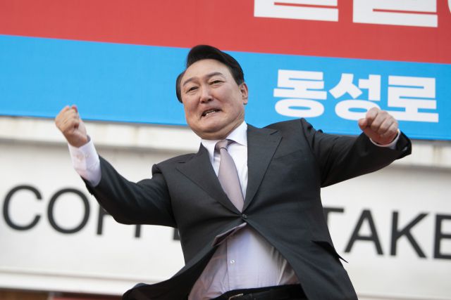 ▲윤석열 전 대통령이 2022년 3월 12일 당선을 확정지은 후 첫 대구 방문 자리에서 '어퍼컷' 세레모니를 하고 있다. ⓒ연합뉴스