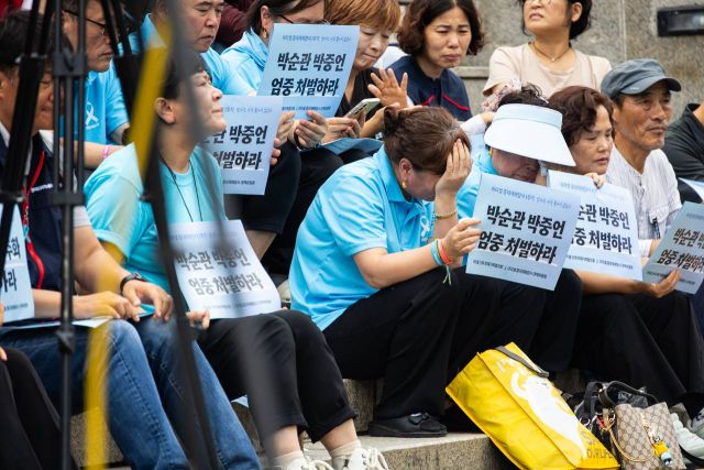 ▲6월21일 서울역 앞 광장에서 열린 '아리셀 중대재해 참사 1주기 추모문화제'에서 한 유족이 울고 있다. ⓒ노동과세계