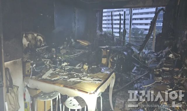 ▲24일 오전 4시 15분경 부산진구 개금동 소재의 아파트 4층에서 원인 불명의 화재가 발생했다. ⓒ부산소방재난본부